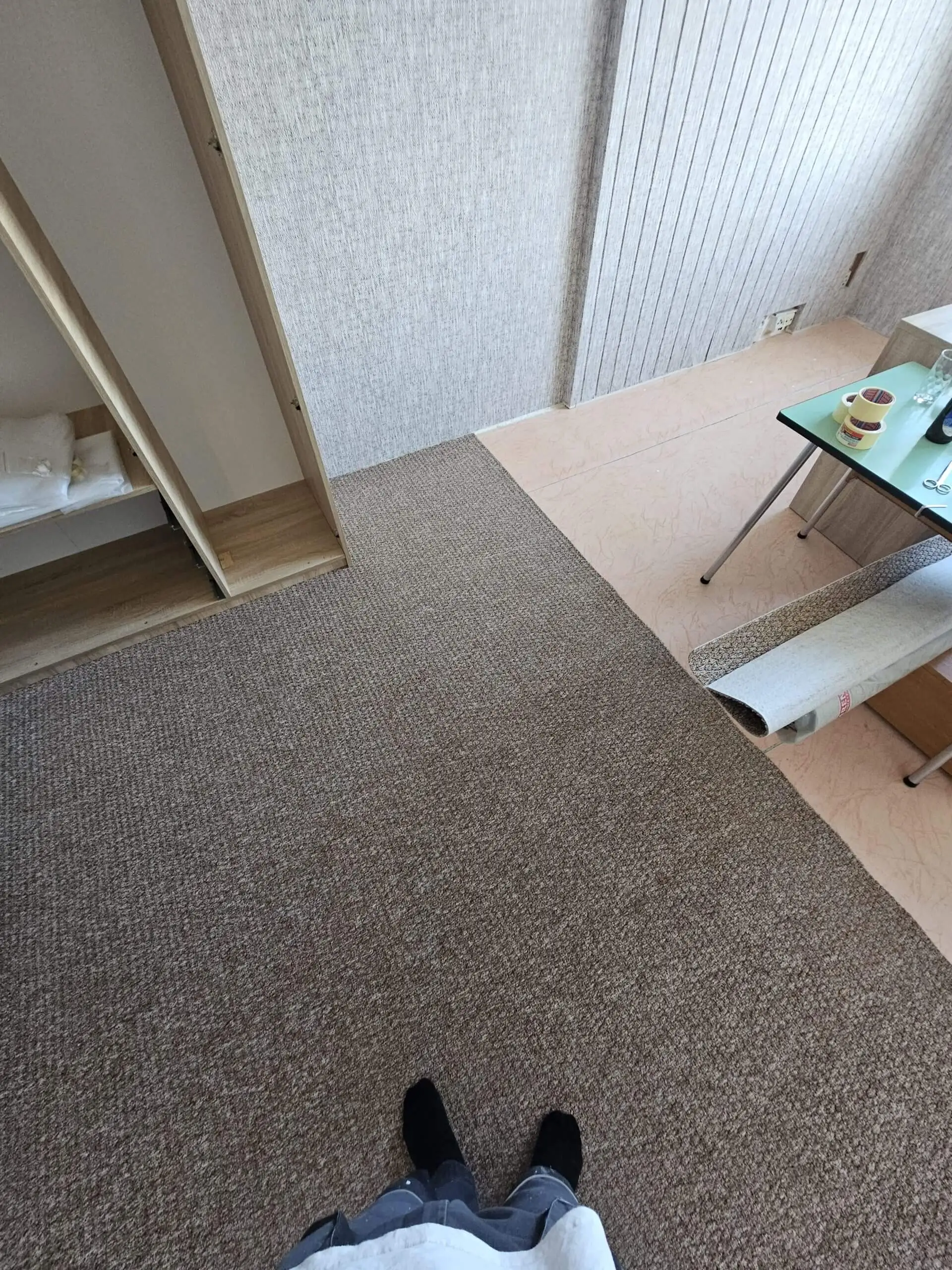 Tady jsme pokládali koberec